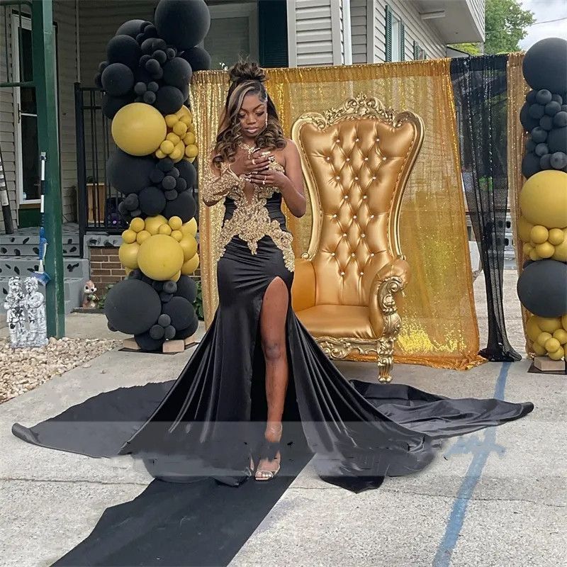 2024 Sexy Black Prom Dresses One Shoulder Mermaid Plus Size Floor Length Long Sleeve Illusion Gold Lace Appliques Crystal Beads Evening Gowns Side Spl