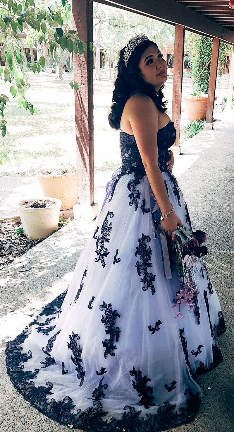 2024 Vintage A Line Wedding Dresses Gothic White And Black Tulle Sweetheart Sleeveless Lace Appliques Bridal Gowns Sweep Train 0513