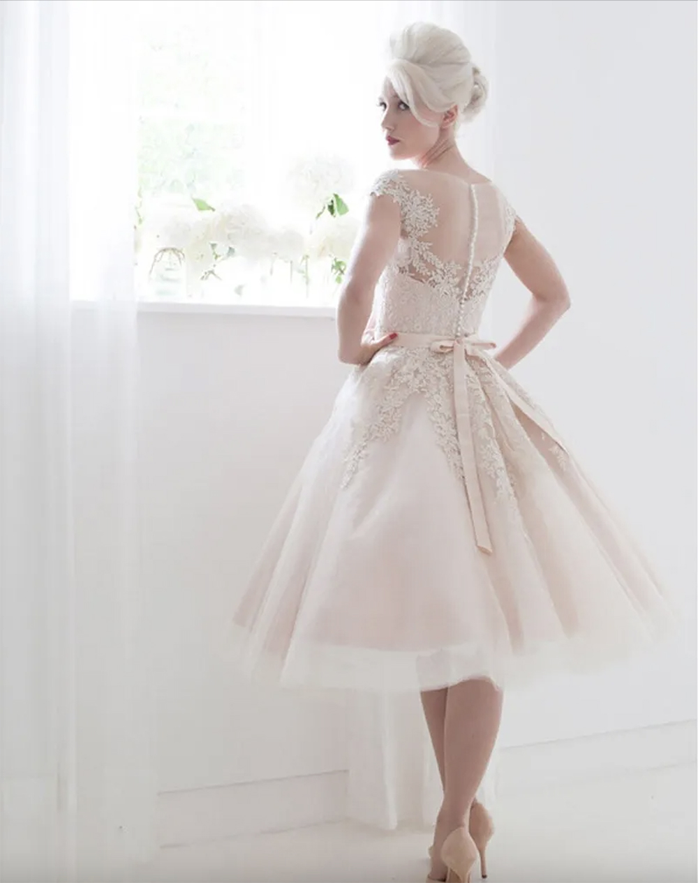 Vintage 1950's Wedding Dresses Cap Sleeves Tea Length Saudi Champagne Lace See-through Back Beach Bride Gowns 0509