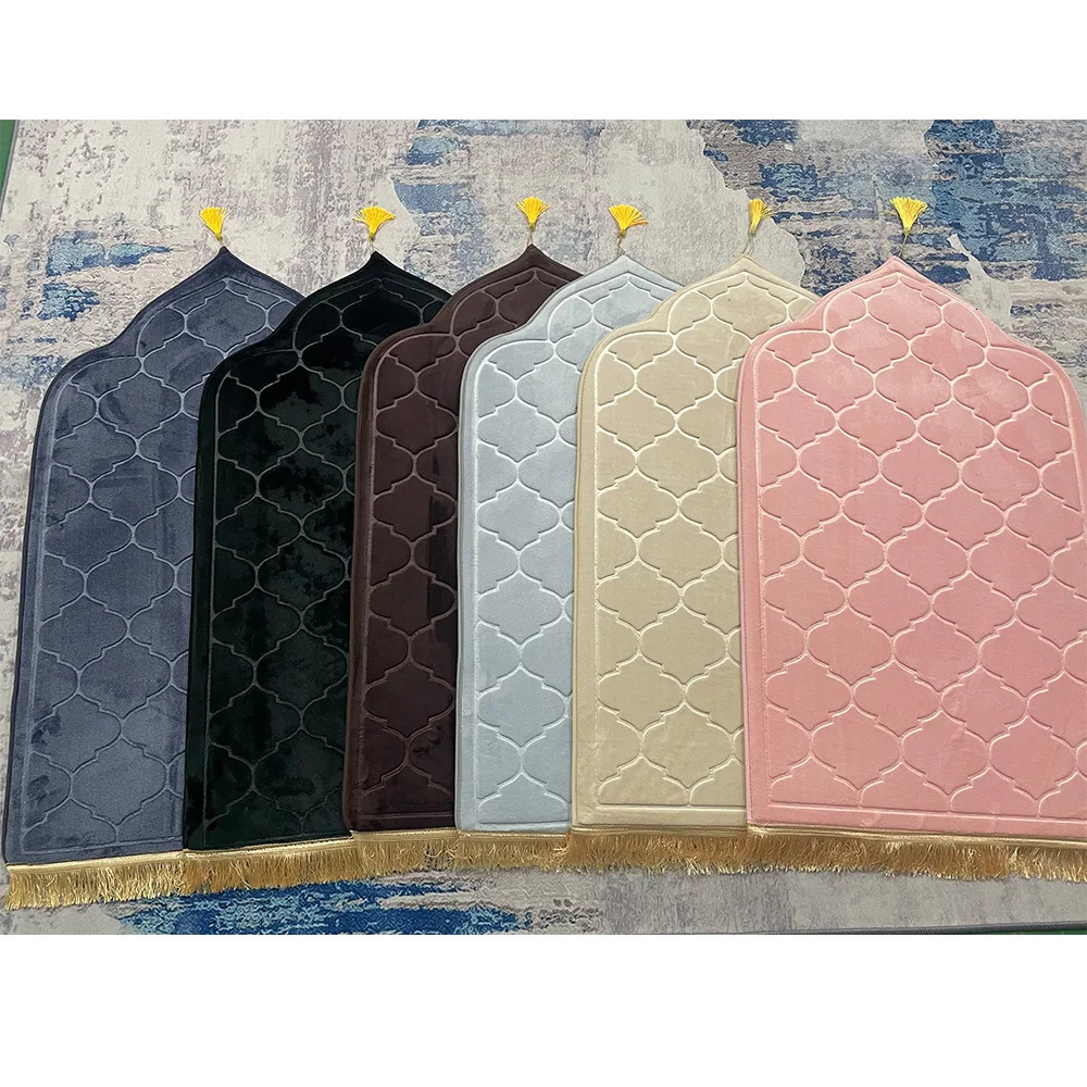 Prayer Mat for Muslim Ramadan Flannel Carpet Worship Kneel Embossing Floor Carpets Non-slip Soft Portable Travel Prayer Rug 240123