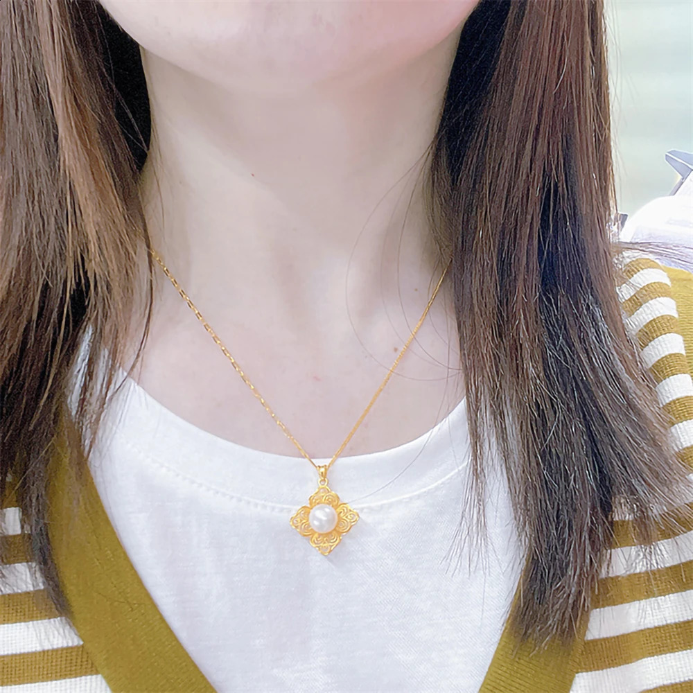 Real 18k Gold Au750 WomanS Fresh Water Pearl Pendant Necklace Lace Flower Pendant Gift For Woman Vintage Fine Jewelry 240125