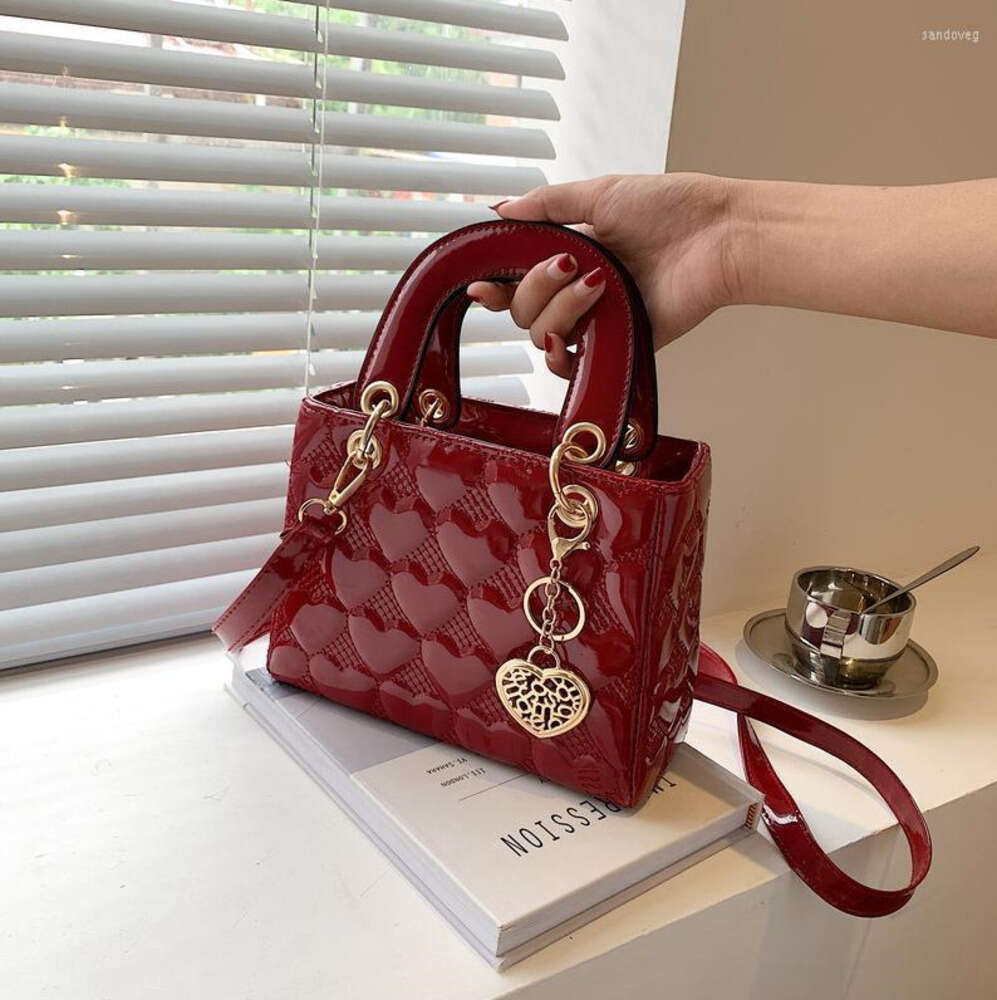 Heart Evening Bag Emed Designer Leisure Handbags Chic Patent Leather 2023 Small Shoulder Messenger Purses Womens Hand