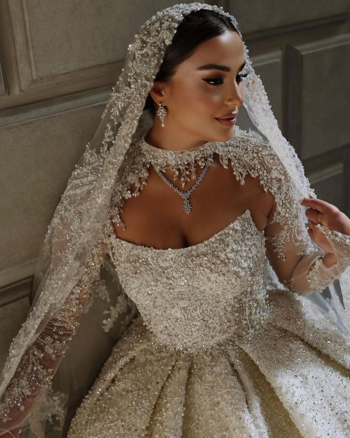 Pearls Bridal Wedding Ball Gowns Beaded Sequins Long Sleeve Rhie Custom Made Bride Dresses Plus Size