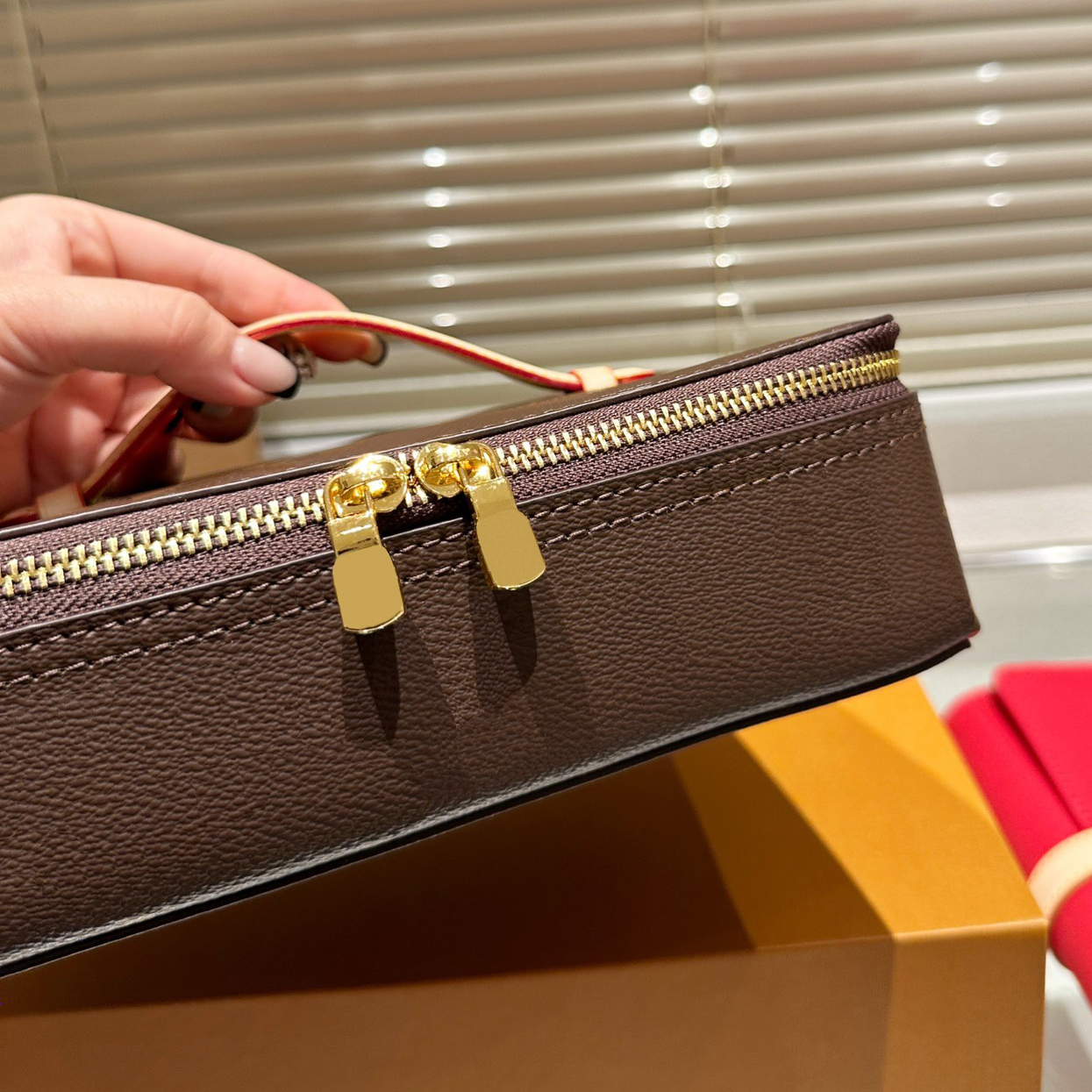 26ss makeup bag cosmetic bag designer ladies make up bag toiletrys bags pouch Women Fashion all-match brown flower handbags wash bag