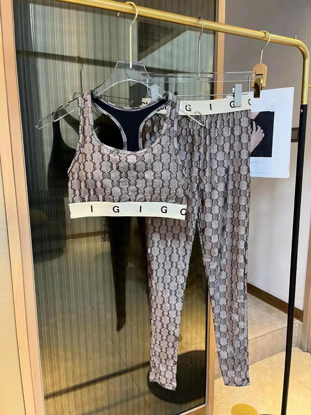 Sportswear Lingerie Yoga Bra Vest Light Sports Bra Fitness Underwear Breathable Sports Bra U-shaped Back Sexy Vest with Detachable Cups.