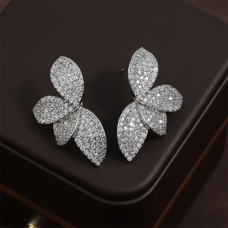 2024 Stud Earrings Dee Jewelry Gold Fill Pave White Sapphire Moissanite CZ Dia Party Women Wedding Bridal Sweet Cute Leaf Earring For Lover Gift