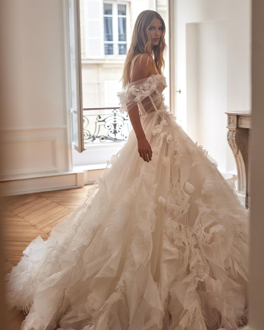Fashion A Line Women Wedding Sweetheart Off Shoulder Backless Bridal Gowns Appliques Sweep Train Dress Custom Made Vestidos De Novia D0306