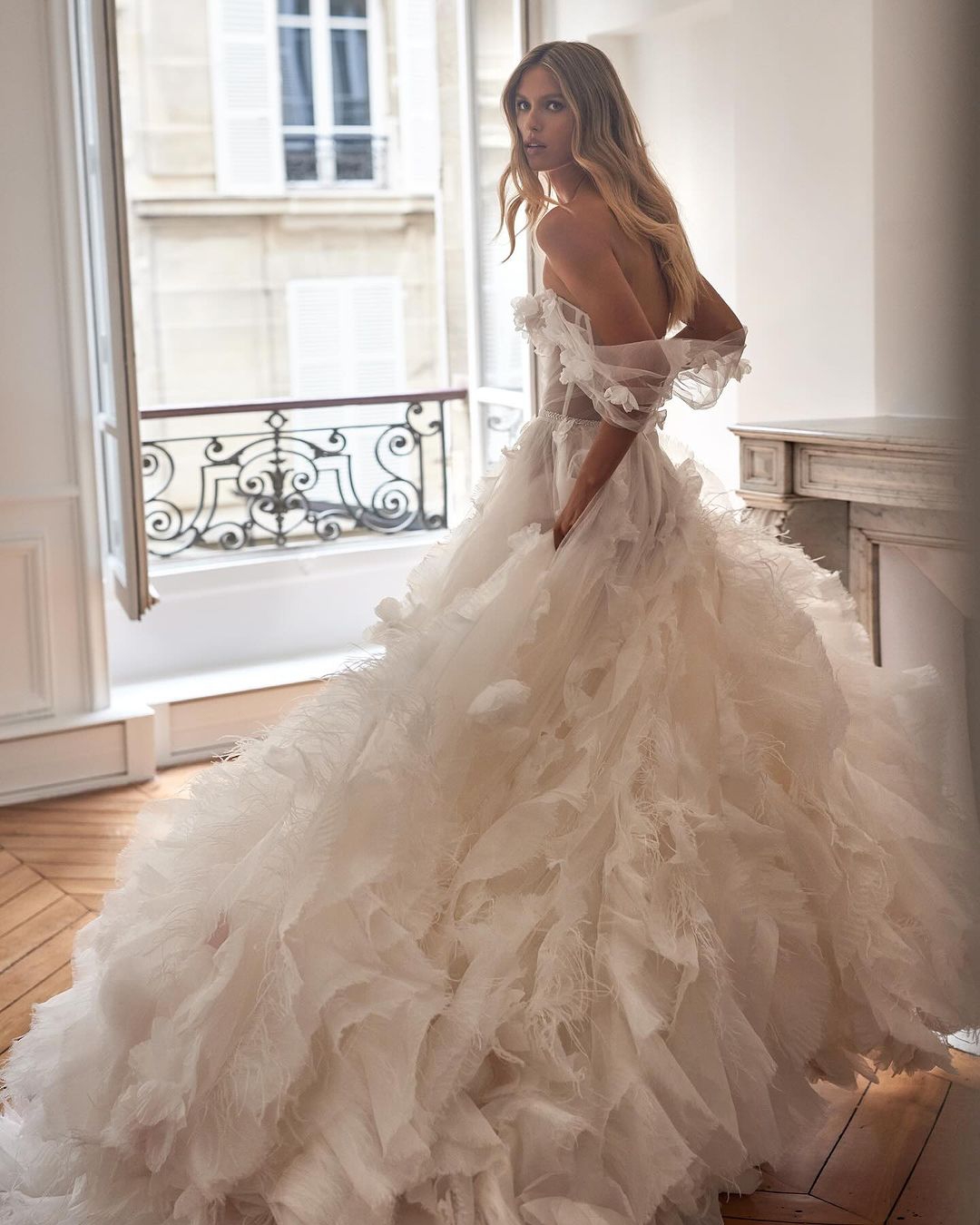 Fashion A Line Women Wedding Sweetheart Off Shoulder Backless Bridal Gowns Appliques Sweep Train Dress Custom Made Vestidos De Novia D0306