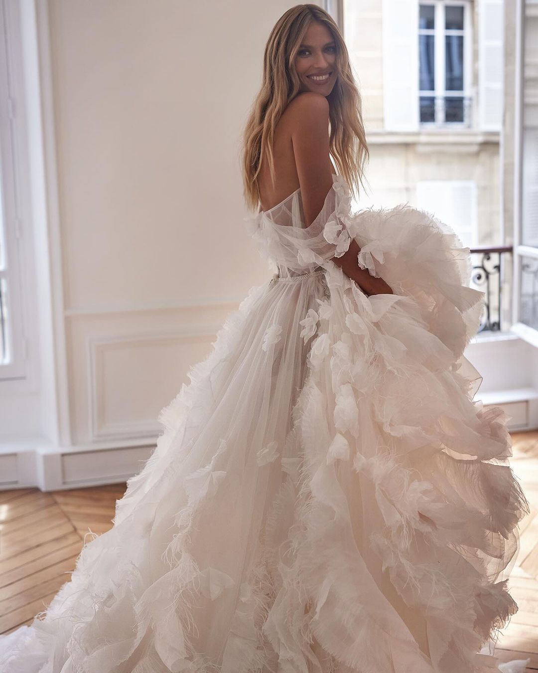 Fashion A Line Women Wedding Sweetheart Off Shoulder Backless Bridal Gowns Appliques Sweep Train Dress Custom Made Vestidos De Novia D0306