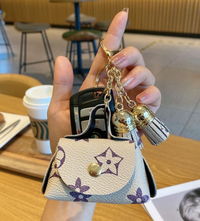 Lanyards PU Leather Keychain Designer Key Chain Buckle Lovers Car Handmade Tassel Change Purse Keychains Men Women Bag Pendant Accessories W