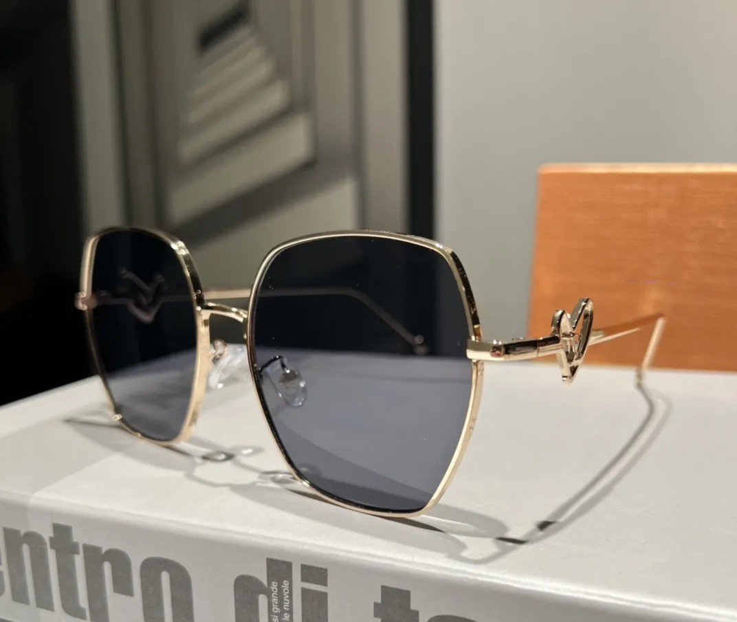 Luxury designer Sunglasses for women Fashion Attitude UV400 Protection Lens Square Full Frame Gold Color Plated Side Logo Gold Sunglasses New Come With box