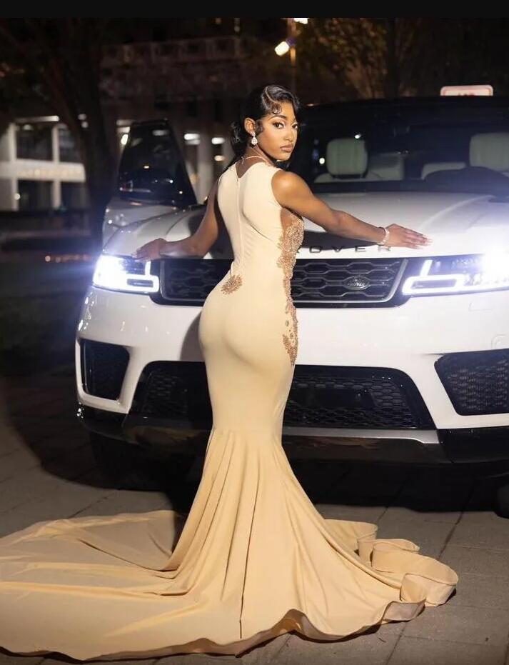 2024 Sexy Black Girls Gold Mermaid Prom Dresses Illusion Bodice Sheer Neck Sleeveless Beaded Rhies Appliques Long Evening Party Gowns Bc18161 0223