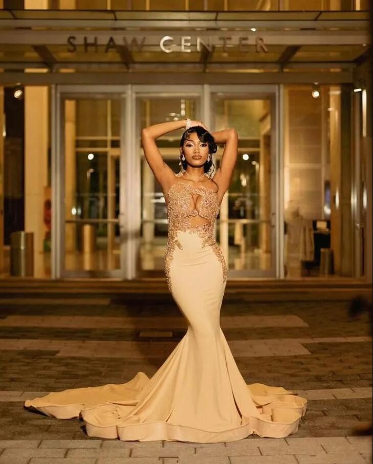 2024 Sexy Black Girls Gold Mermaid Prom Dresses Illusion Bodice Sheer Neck Sleeveless Beaded Rhies Appliques Long Evening Party Gowns Bc18161 0223