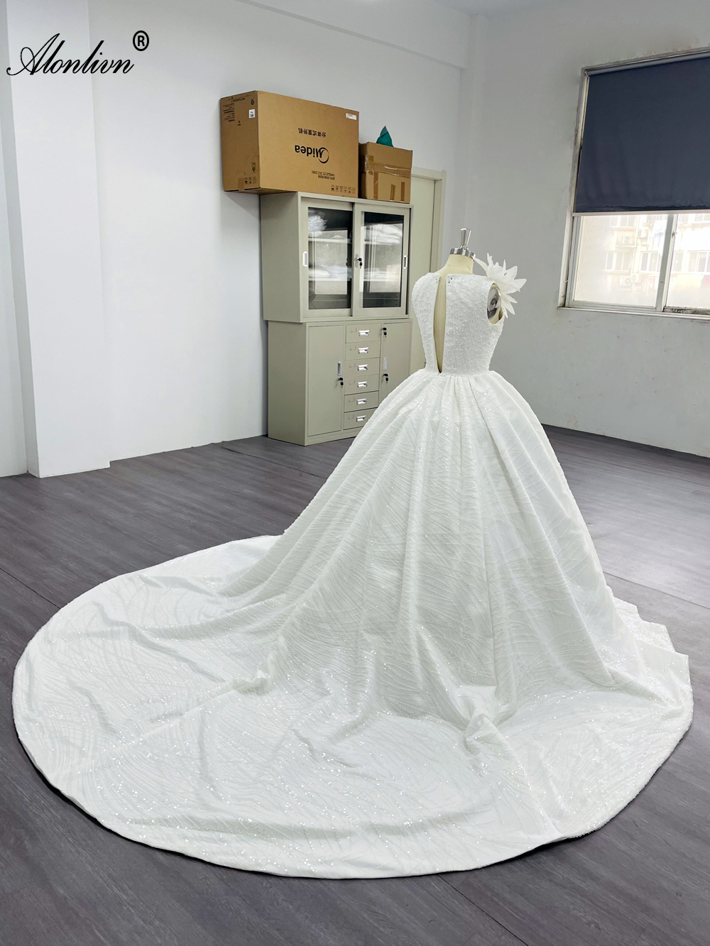 Alonlivn Shiny Lace V-neck Ball Gown Wedding Dress Sleeveless Beading Embroidery Floor-length Bridal Gowns