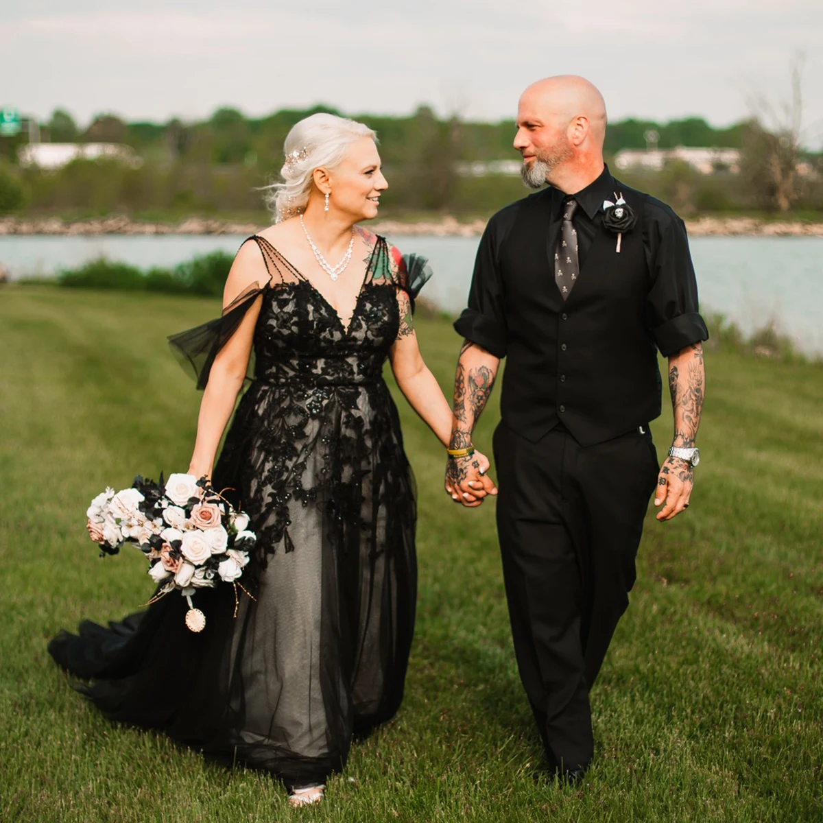 Gothic Black A Line Wedding Dresses Deep V-neck Plus Size Long Tulle Bridal Gowns Beaded Lace Appliques Court Train Wedding Anniversary Formal Gowns F