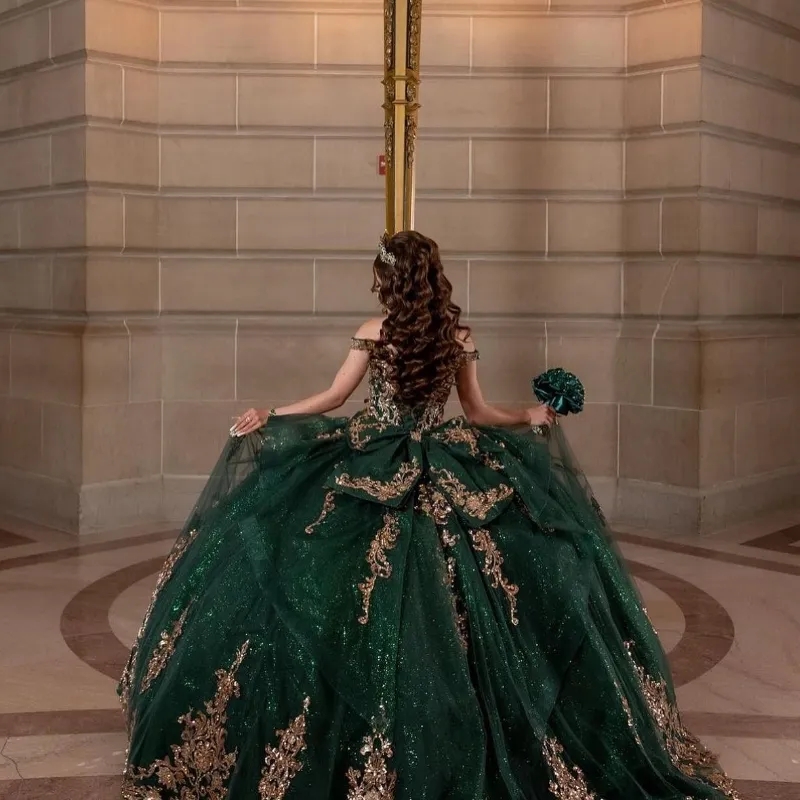 .Emerald Green Quinceanera Dresses For 16 Girl V-Neck Off the Shoulder Gold Appliques Beads Princess Ball Gowns Birthday Prom Dress vestidos de