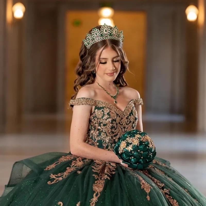 .Emerald Green Quinceanera Dresses For 16 Girl V-Neck Off the Shoulder Gold Appliques Beads Princess Ball Gowns Birthday Prom Dress vestidos de