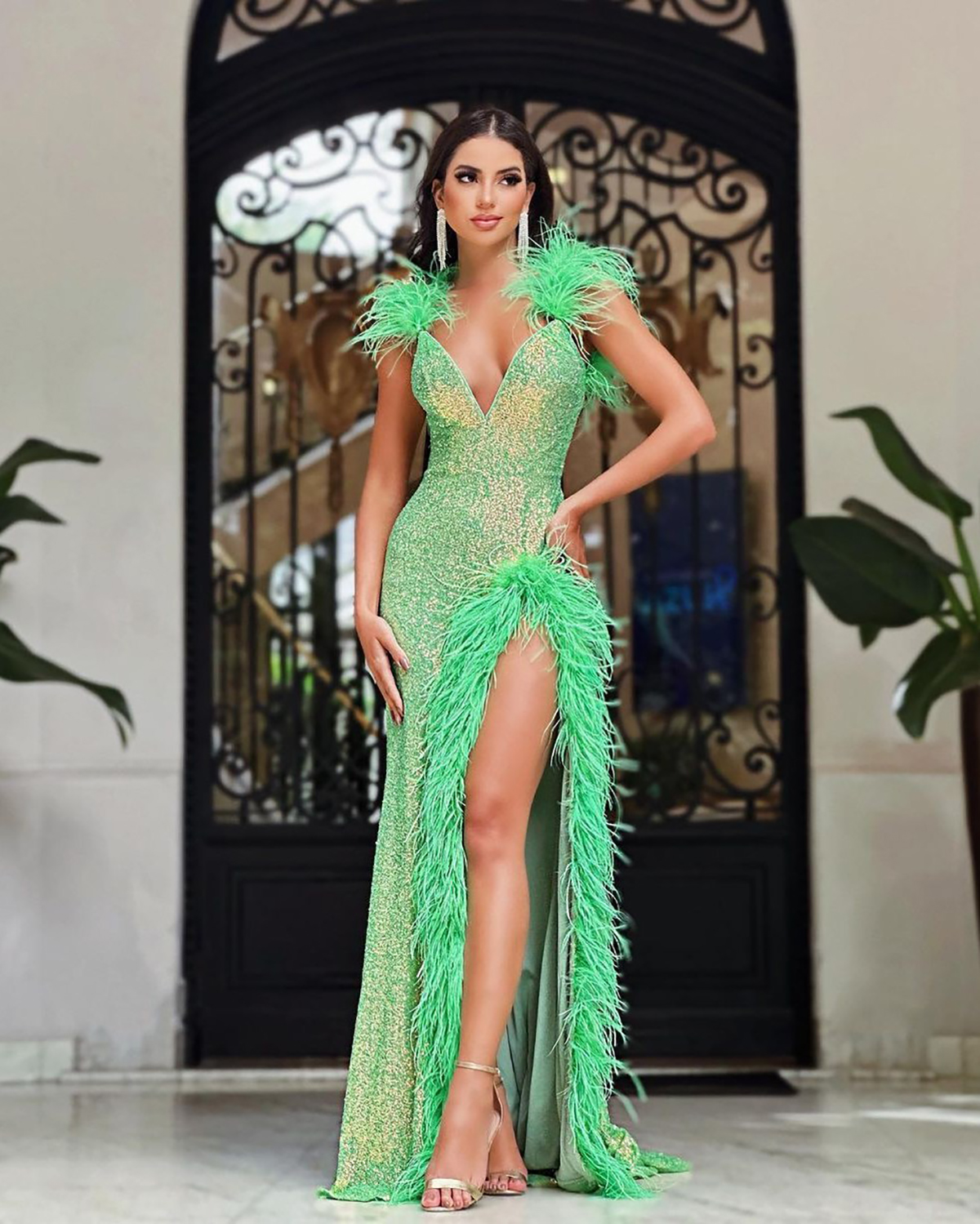 Sexy V Neck Mermaid Prom Dresses Shiny Sleeveless Sequined Lace Formal Occasion Dress Feather Aso Ebi Evening Gown
