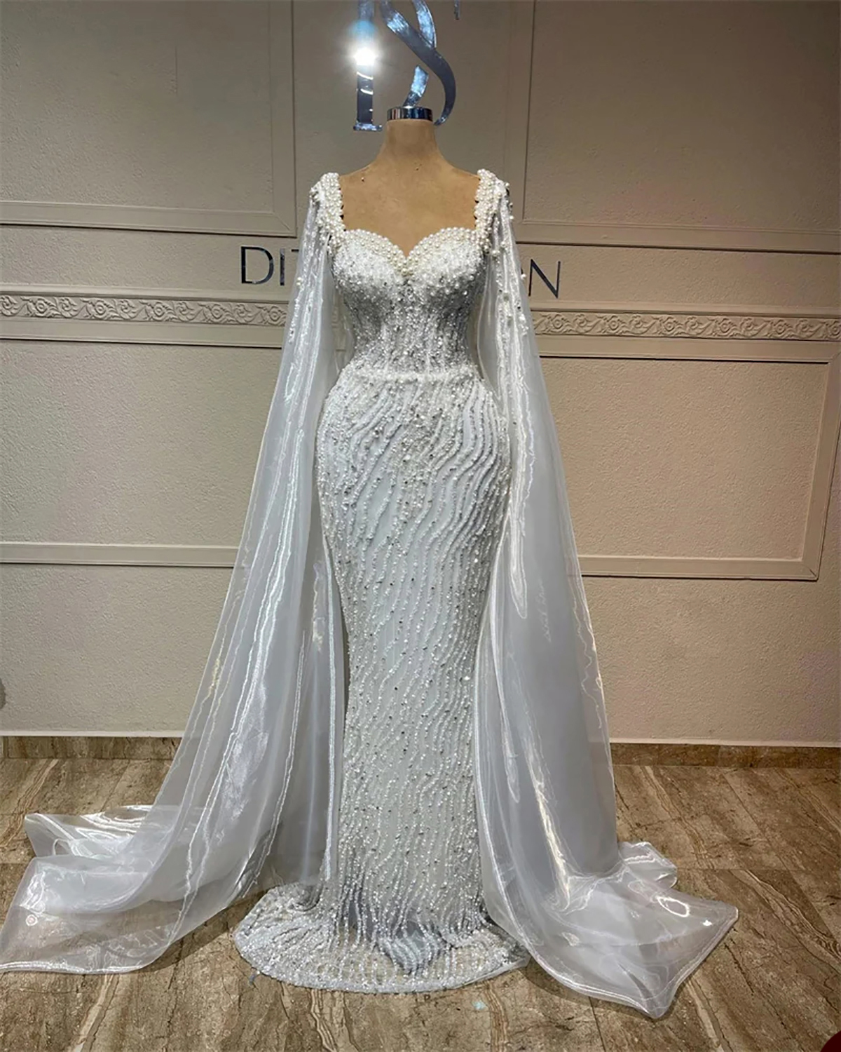 Gorgeous Women Wedding Sweetheart Sleeveless Bridal Gowns With Cape Pearls Sequins Sweep Train Dress Custom Made vestidos de novia