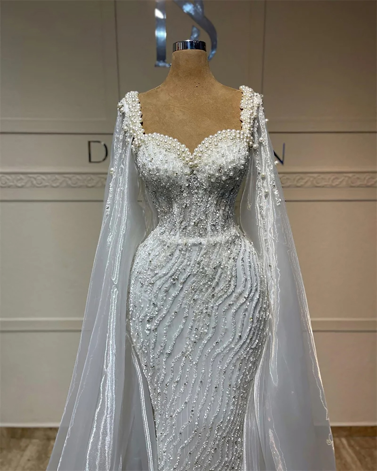 Gorgeous Women Wedding Sweetheart Sleeveless Bridal Gowns With Cape Pearls Sequins Sweep Train Dress Custom Made vestidos de novia