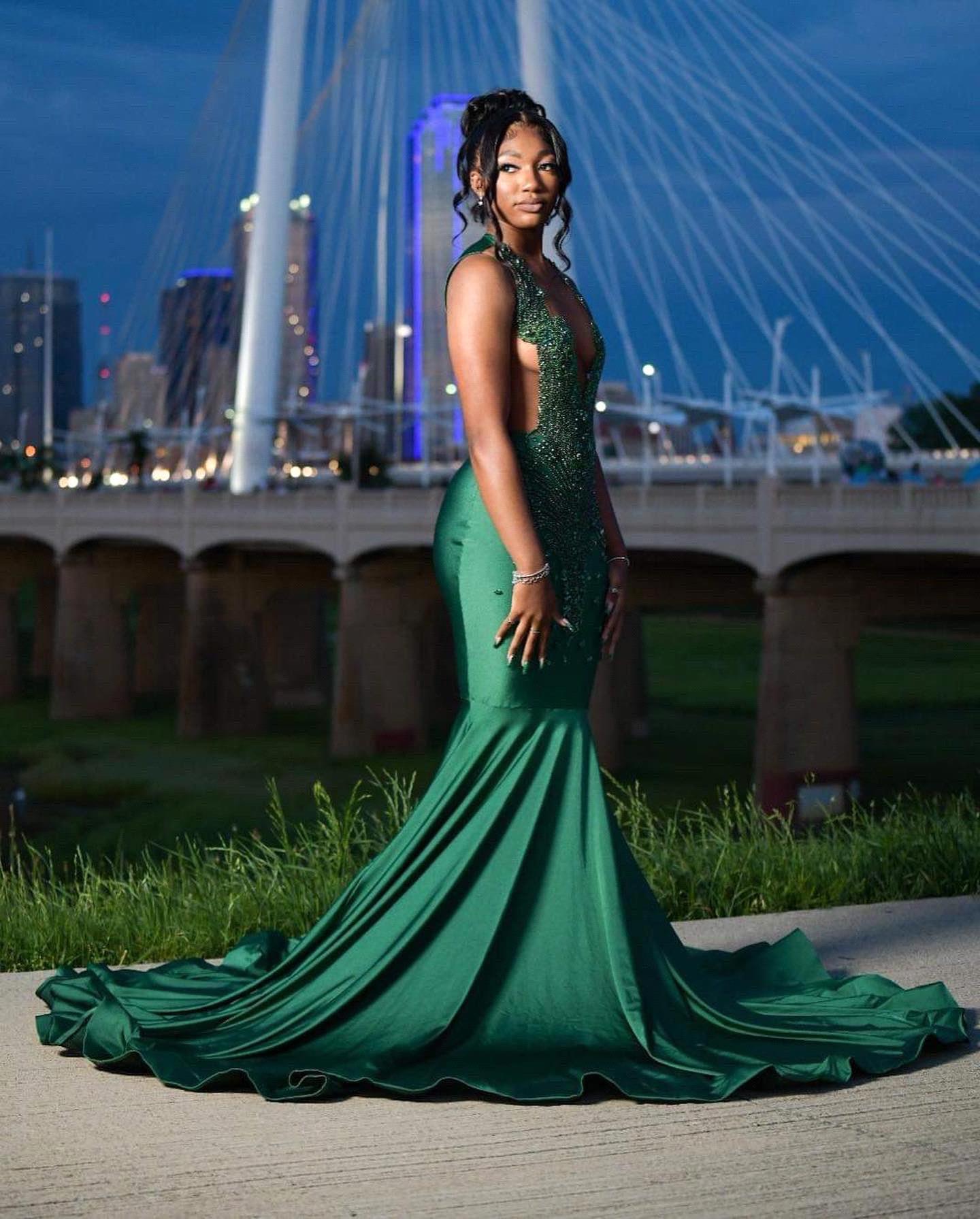 Hunter Green Mermaid Prom Dresses Sexy African Girls Sexy Halter Plunging Neck Cutaway Sides Satin Long Evening Gowns Party Occasion Wears BC18263