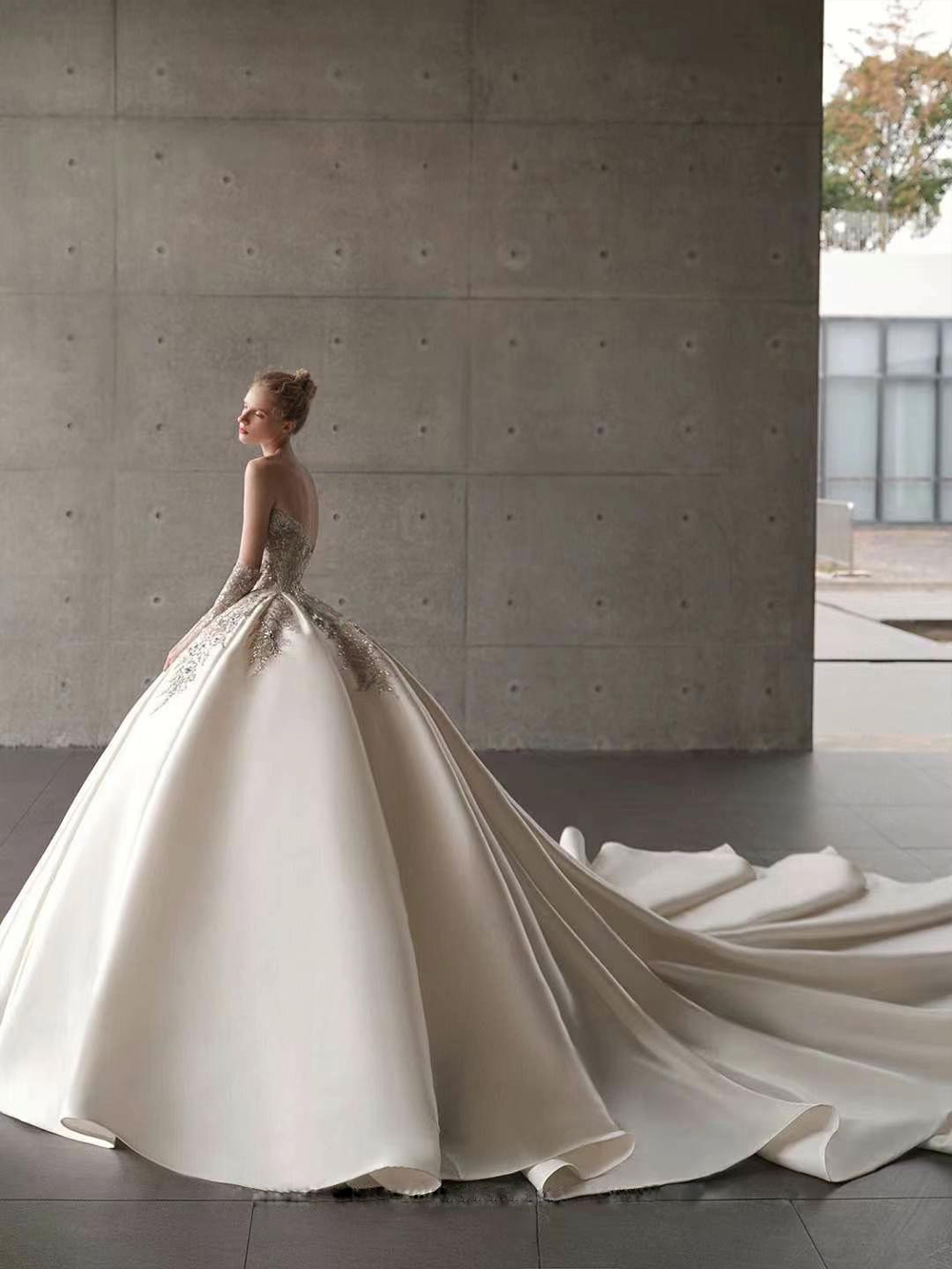 Lustrous Satin Ball Gown Wedding Dresses Beaded Pearls Embroidery Lace Sweetheart Ivory Shiny Princess Bridal Gowns