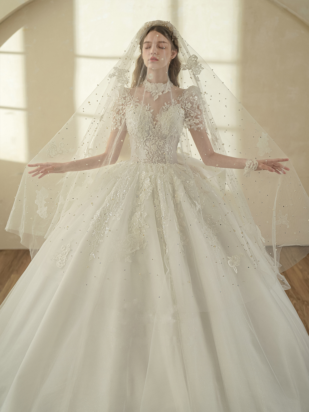 Classic Floral Prints Shorts Sleeves High Collar Ball Gown Wedding Dress Enchanting Embroidery Lace chapel Train Beading Pearls Beauty Bridal Gowns