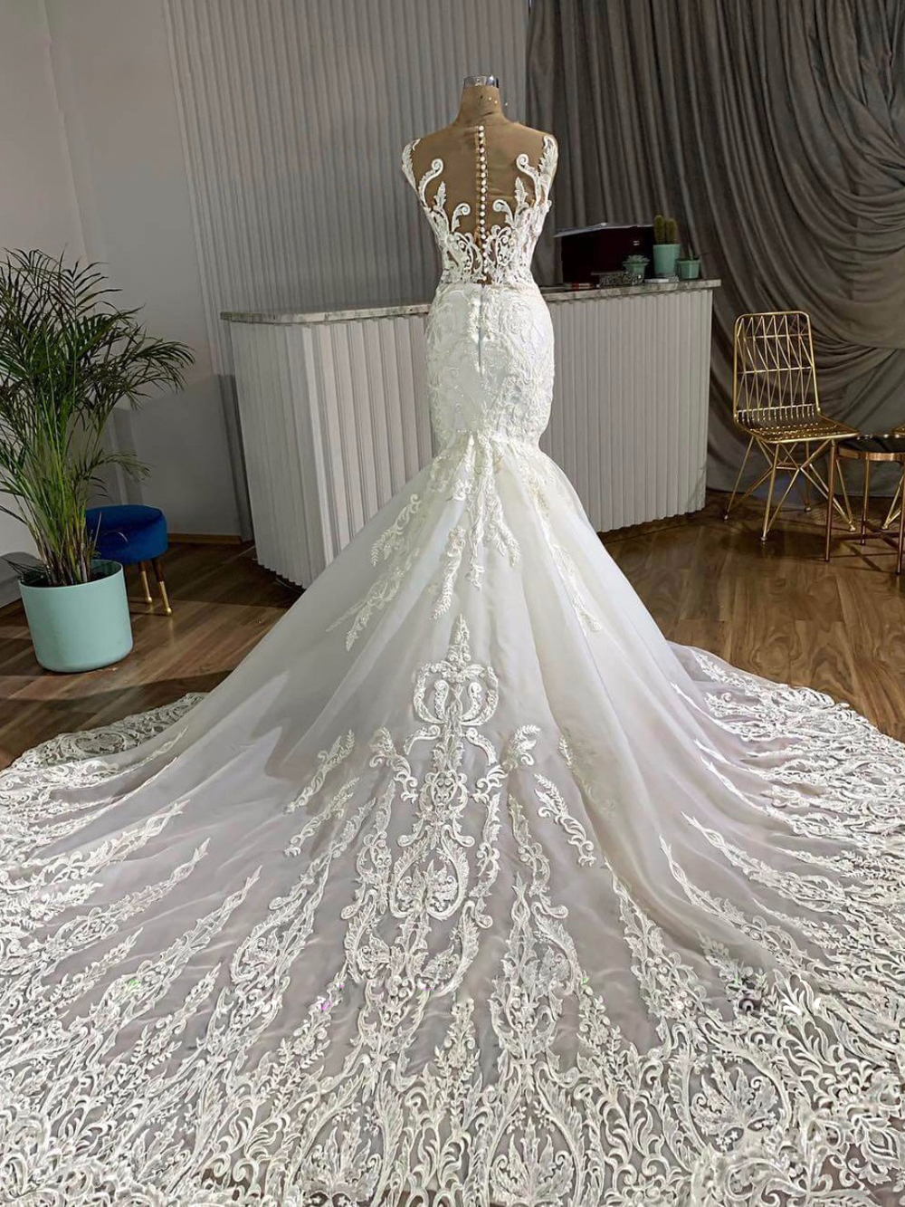 Luxurous V-Neck Mermaid Wedding Dress With Appliques Lace With Button Chapel Train Trumpet Bridal Gowns