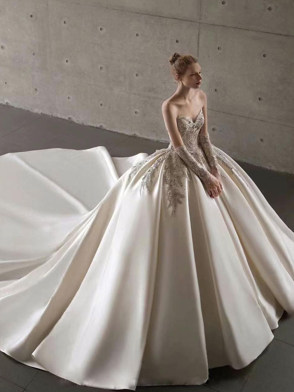 Lustrous Satin Ball Gown Wedding Dresses Beaded Pearls Embroidery Lace Sweetheart Ivory Shiny Princess Bridal Gowns