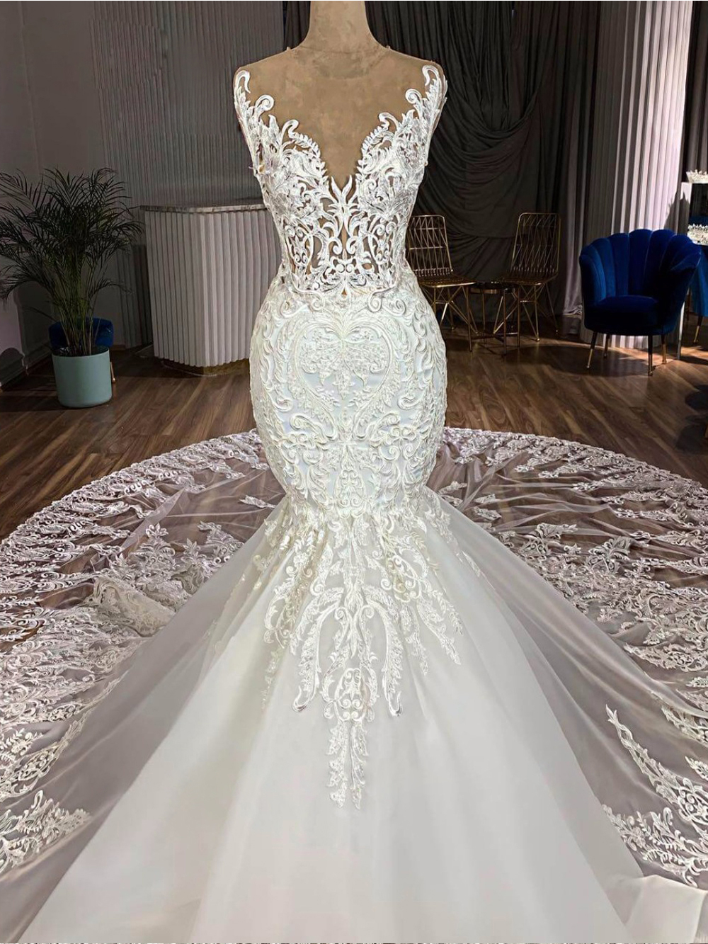 Luxurous V-Neck Mermaid Wedding Dress With Appliques Lace With Button Chapel Train Trumpet Bridal Gowns