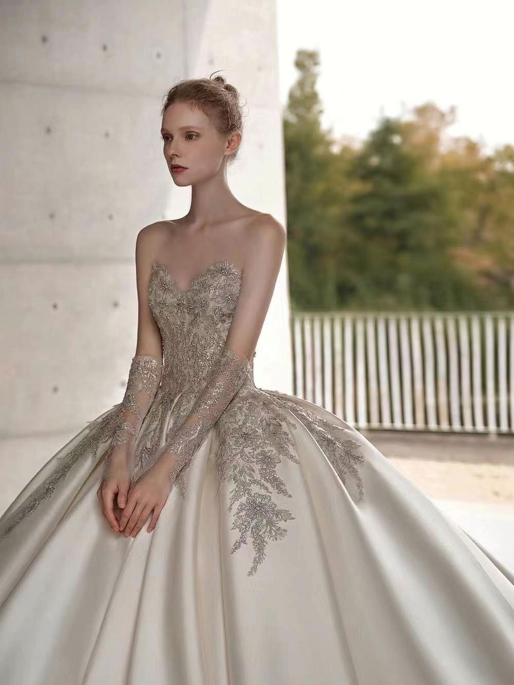 Lustrous Satin Ball Gown Wedding Dresses Beaded Pearls Embroidery Lace Sweetheart Ivory Shiny Princess Bridal Gowns