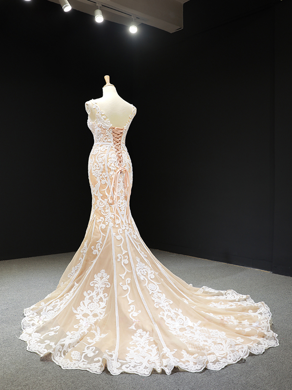 Uniquisite Embroidery Lace Mermaid Wedding Dress With Champaghe Color Floor-length V-neck Trumpet Bridal Gowns