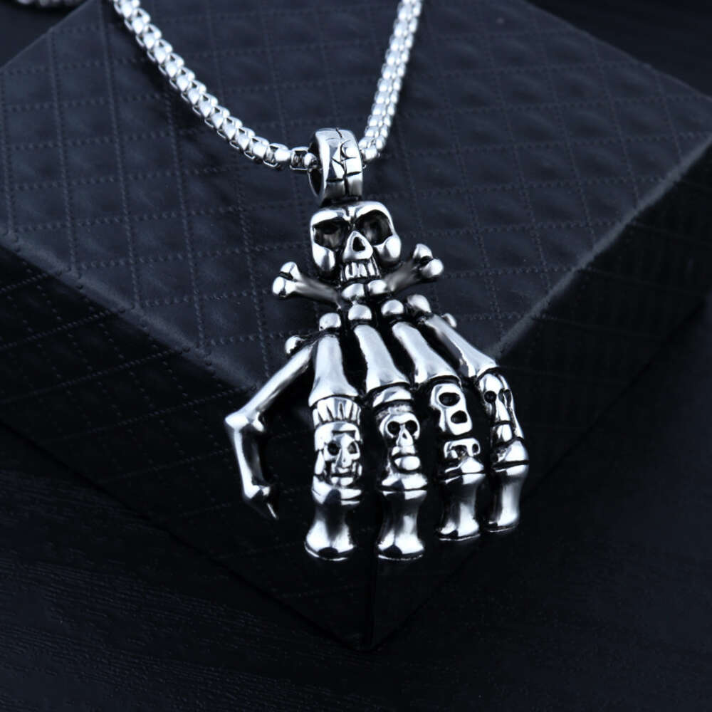 Wolf Tide Skeleton Hand Bone Grab Pendant Necklace Long Stainless Steel Chain Halloween Gifts Punk Gothic Hip Hop Necklaces Men's Party Jewelry B