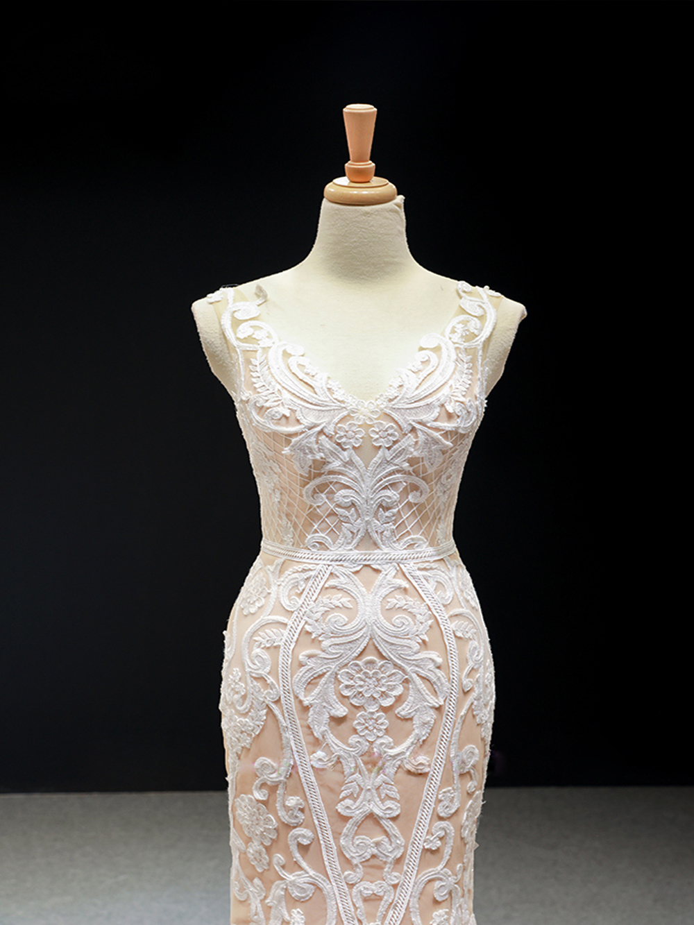 Uniquisite Embroidery Lace Mermaid Wedding Dress With Champaghe Color Floor-length V-neck Trumpet Bridal Gowns