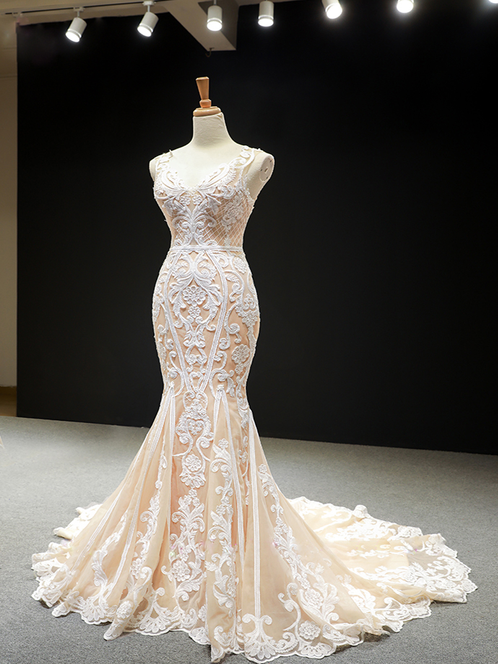 Uniquisite Embroidery Lace Mermaid Wedding Dress With Champaghe Color Floor-length V-neck Trumpet Bridal Gowns