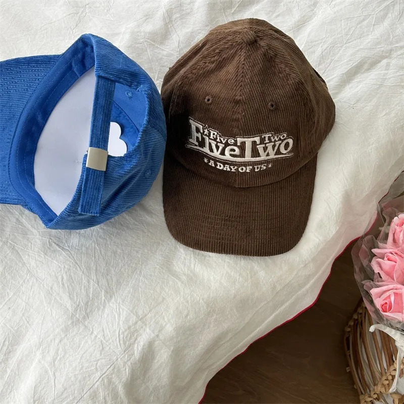 American Retro Corduroy Baseball Caps for Women Autumn and Winter Street Snap Fashion Embroidered Letter Hiphop Mens Hats 240220