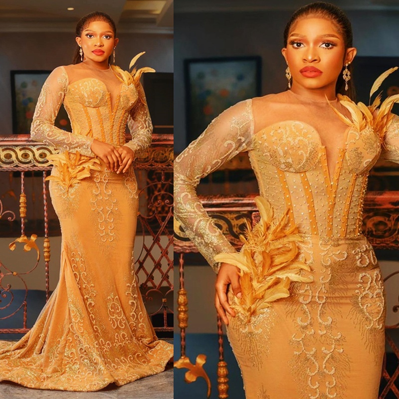 2024 Luxurious Prom Dresses For Black Women Gold Promdress Plus Size Evening Dresses Elegant Long Sleeves Feathered Beaded Lace Second Reception Gowns