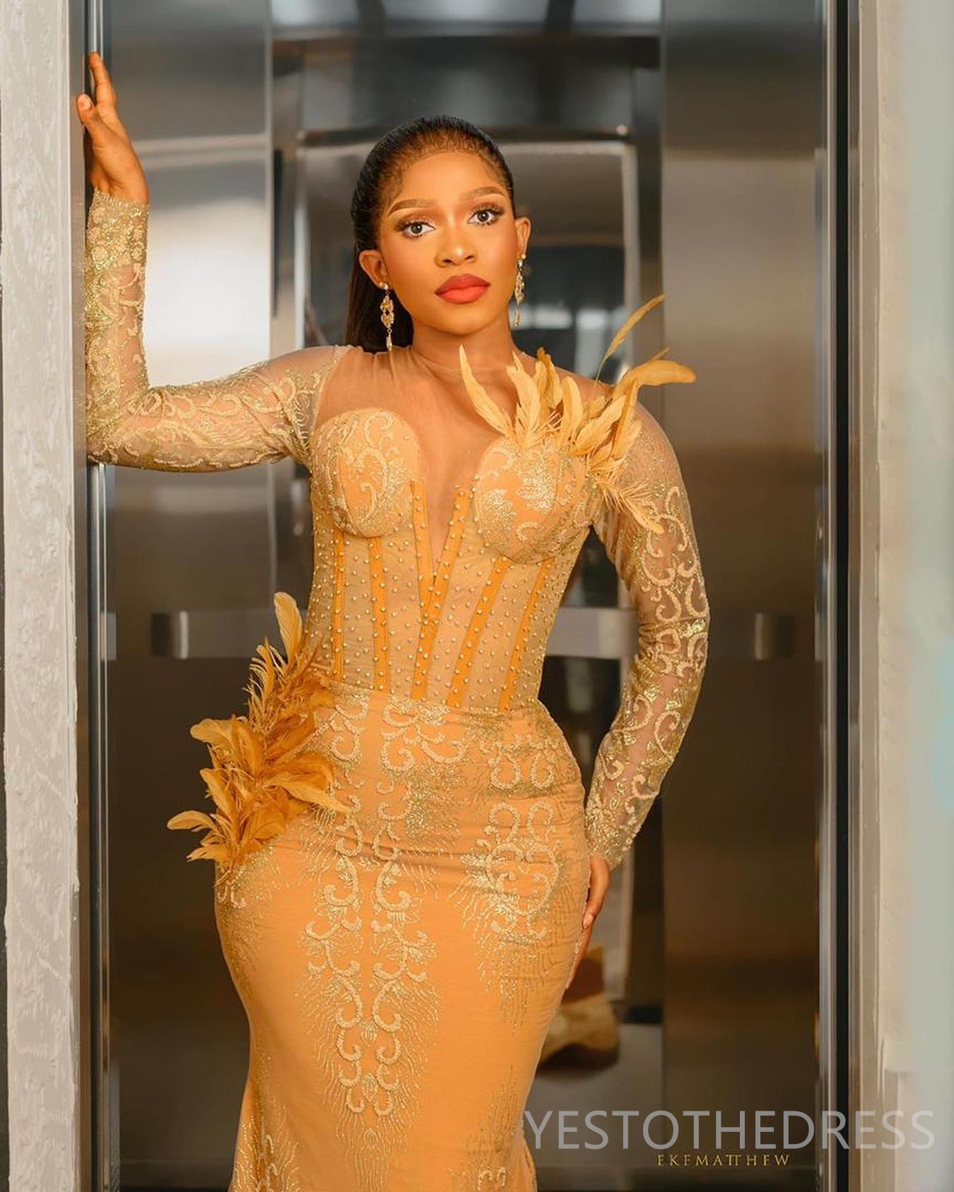 2024 Luxurious Prom Dresses For Black Women Gold Promdress Plus Size Evening Dresses Elegant Long Sleeves Feathered Beaded Lace Second Reception Gowns