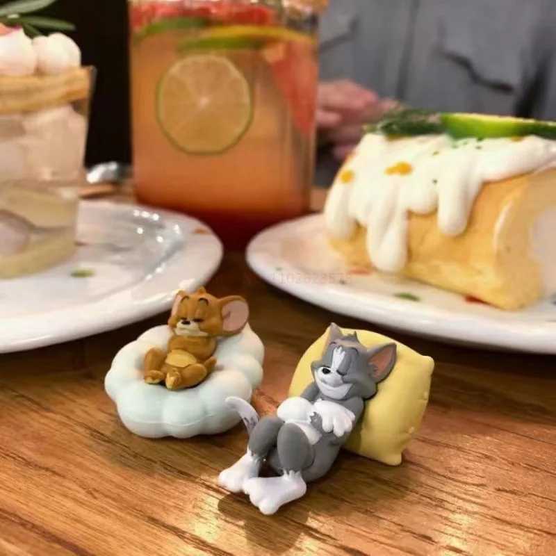 Action Figurines Tom and Jerry Car Ornament Cute Cat Figurines Toys Desk Decorations Adorable Collectible Toy Figures for Auto Interior S25716