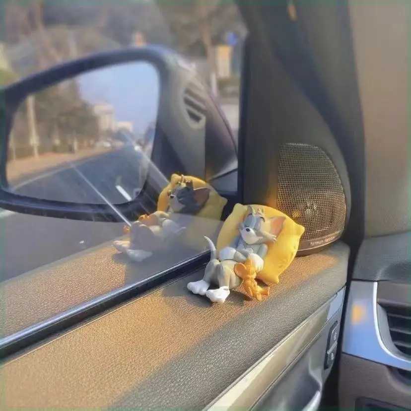 Action Figurines Tom and Jerry Car Ornament Cute Cat Figurines Toys Desk Decorations Adorable Collectible Toy Figures for Auto Interior S25716
