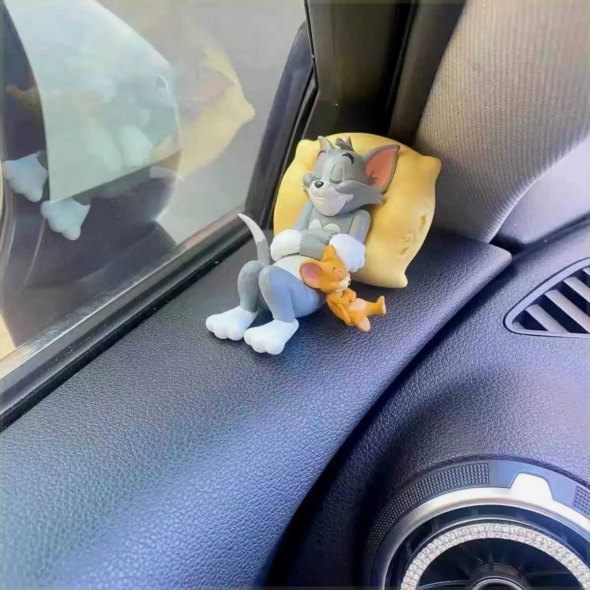 Action Figurines Tom and Jerry Car Ornament Cute Cat Figurines Toys Desk Decorations Adorable Collectible Toy Figures for Auto Interior S25716