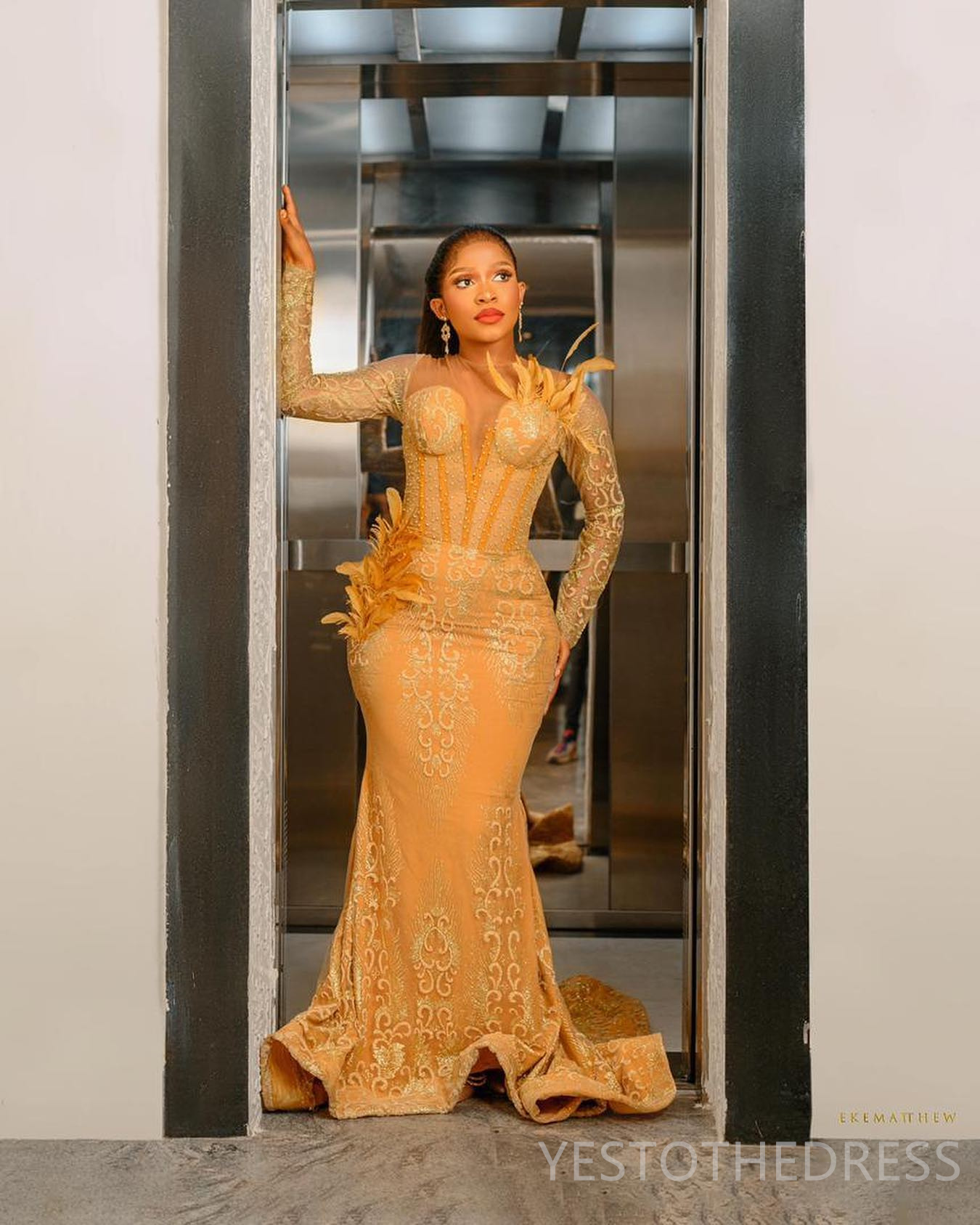 2024 Luxurious Prom Dresses For Black Women Gold Promdress Plus Size Evening Dresses Elegant Long Sleeves Feathered Beaded Lace Second Reception Gowns
