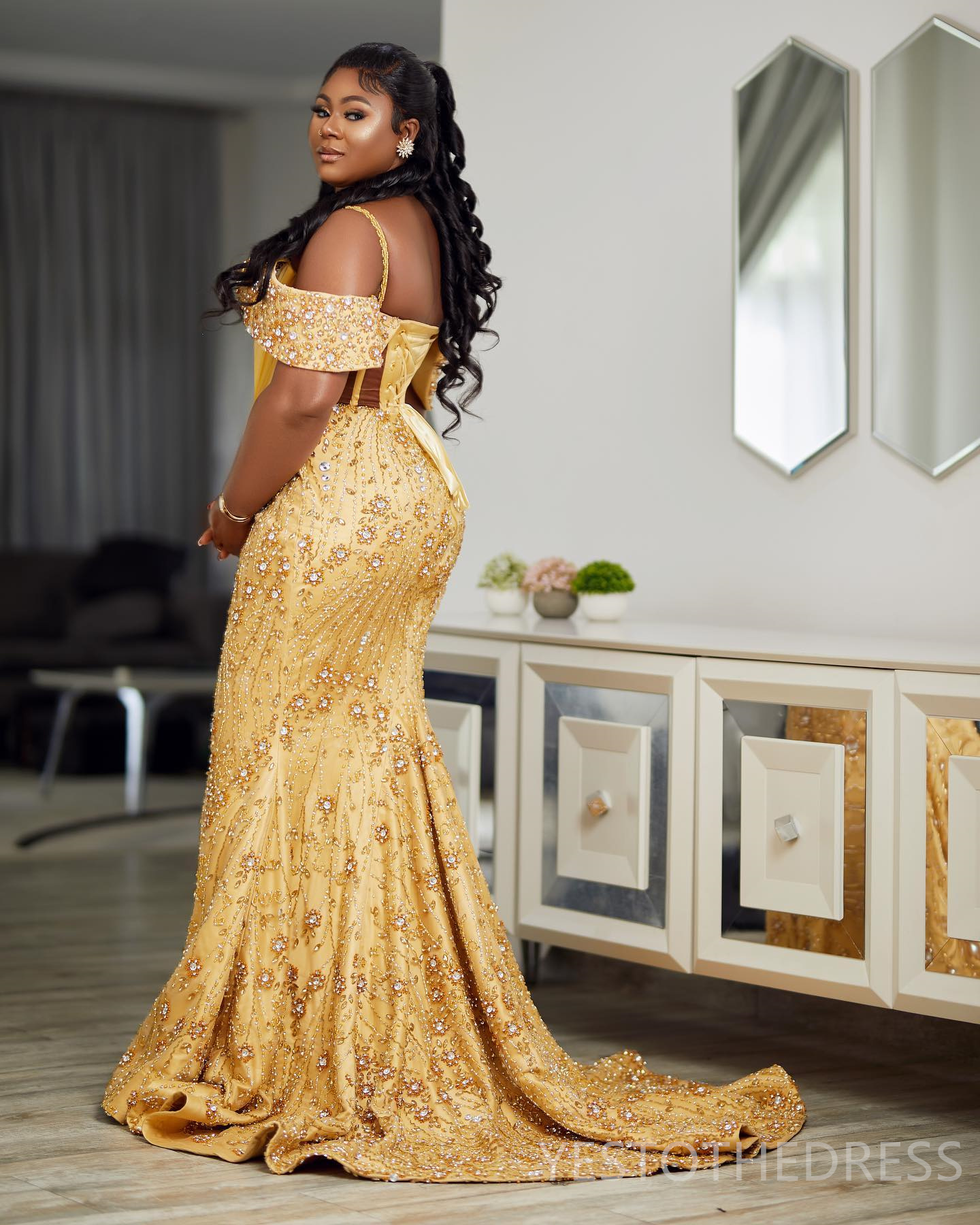 2024 Luxurious Gold Plus Size Prom Dresses for Special Occasions Spaghetti Straps Promdress Beaded Sequined Rhinestones Decorated Birthday Dress Vesti