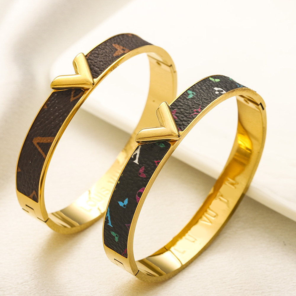 Faux Leather Bangles Designer Bracelets Men Women High Quality Stainless Steel Letter Bangle Mens Womens Wristband Jewelry Gift