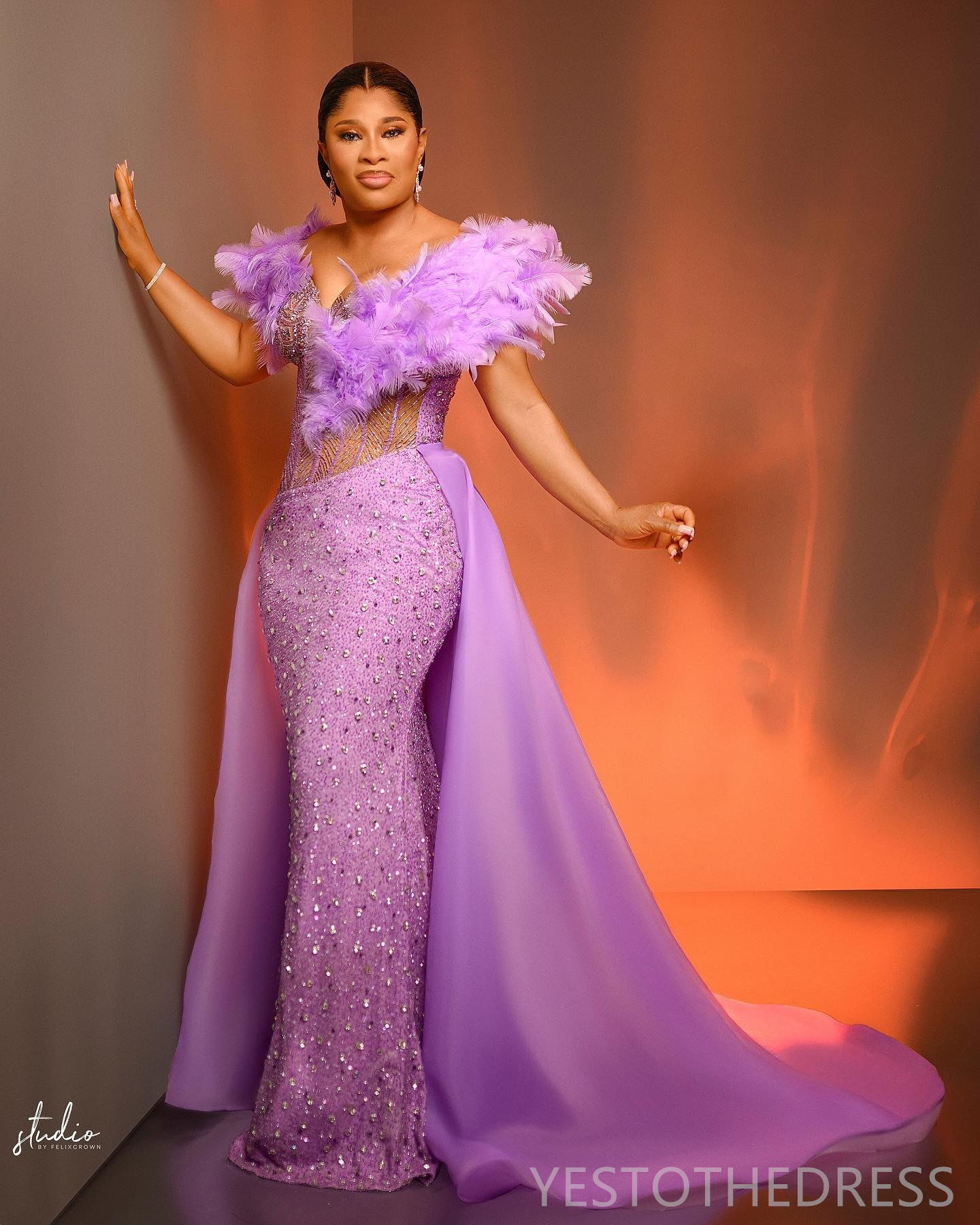 2024 Luxurious Purple Prom Dresses Plus Size Promdress With Detachable Train and Feathered Wrap Illusion Mermaid Beaded Lace Rhinestones REception Gow