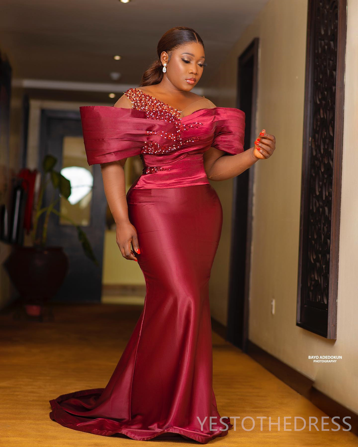 2024 Burgundy Plus Size Evening Dresses Elegant Prom Dresses for Special Occasions Sheer Neck Illusion Mermaid Beaded Birthday Dress Engagement Party 