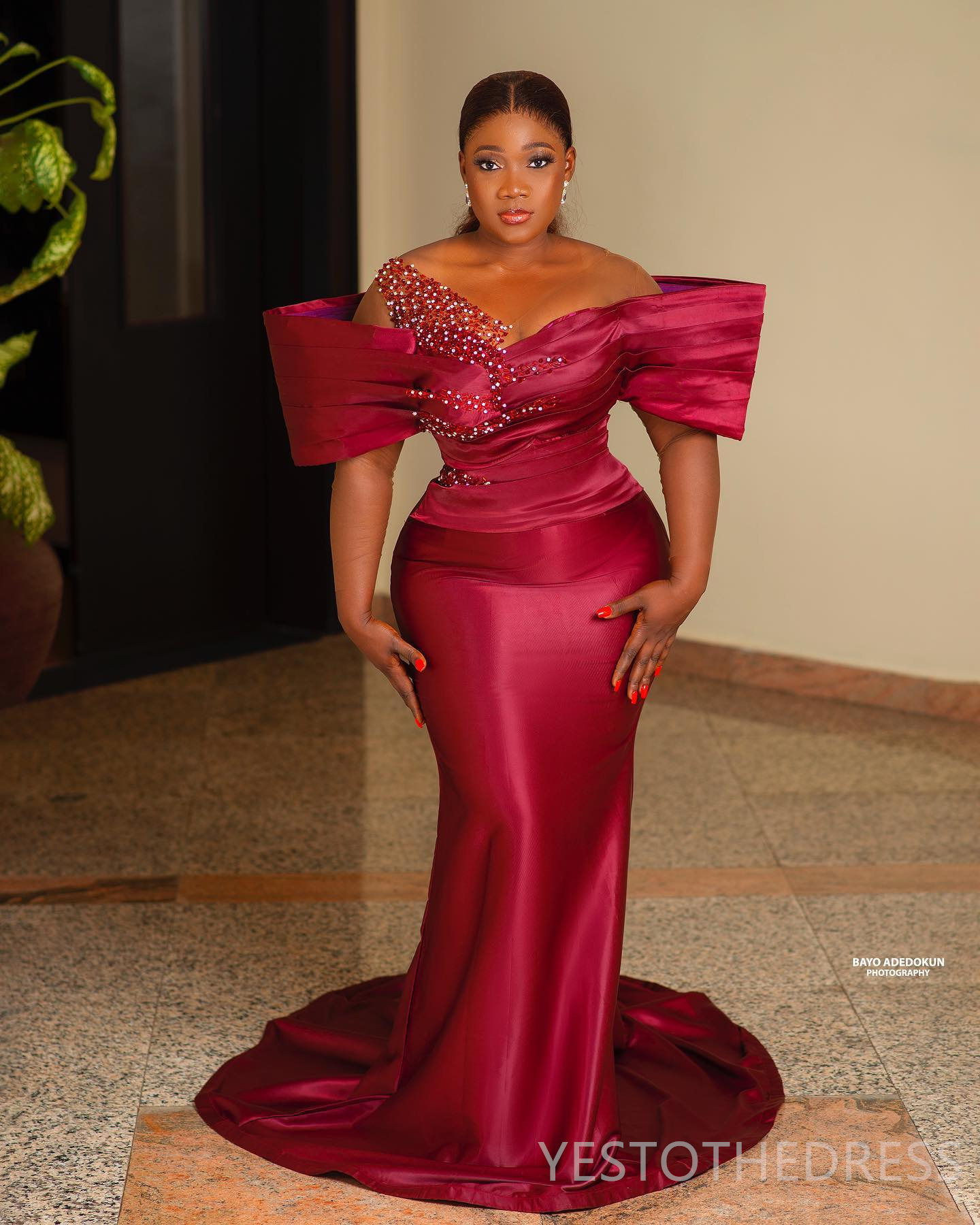2024 Burgundy Plus Size Evening Dresses Elegant Prom Dresses for Special Occasions Sheer Neck Illusion Mermaid Beaded Birthday Dress Engagement Party 