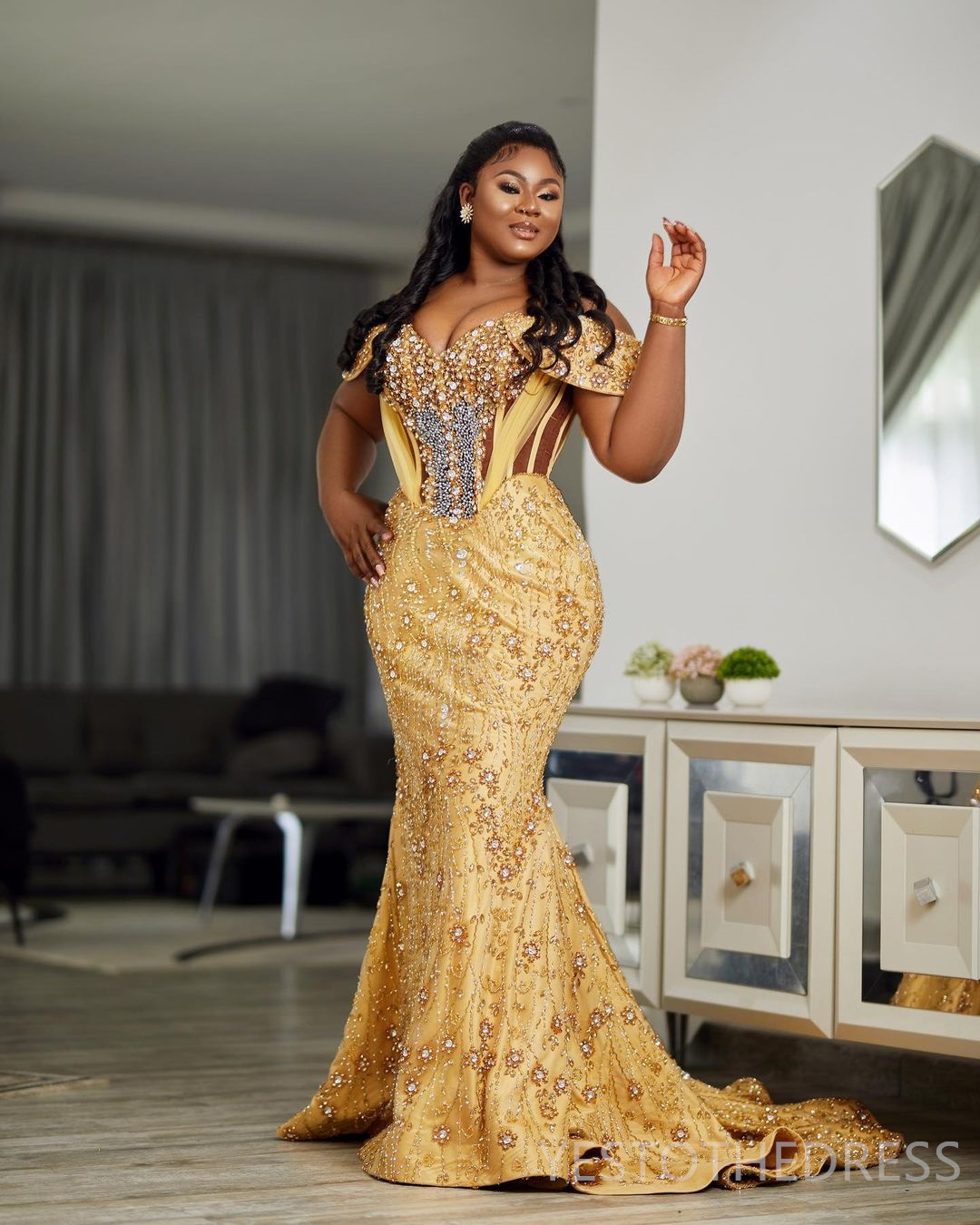 2024 Luxurious Gold Plus Size Prom Dresses for Special Occasions Spaghetti Straps Promdress Beaded Sequined Rhinestones Decorated Birthday Dress Vesti