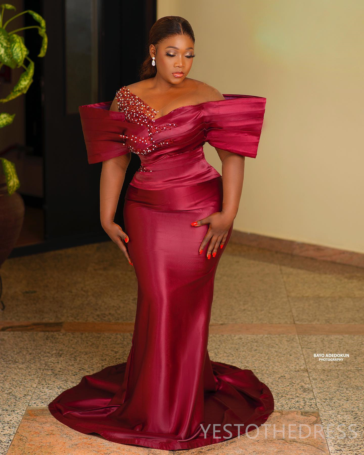 2024 Burgundy Plus Size Evening Dresses Elegant Prom Dresses for Special Occasions Sheer Neck Illusion Mermaid Beaded Birthday Dress Engagement Party 