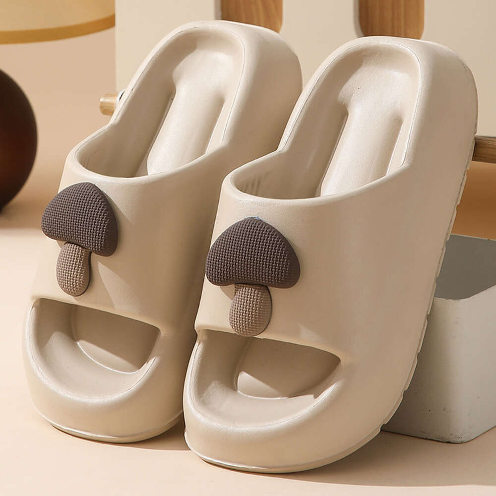 Stepping On Feces Feeling Cool Slippers. Summer Indoor Stay At Home With Thick Soles And Anti Slip Home. Couples Can Wear EVA Slippers Outside For Wom